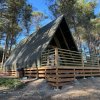 Tenda triangolare con terrazza in legno.