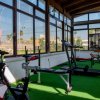 Palestra con tapis roulant, panca e attrezzi vari.