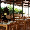 Un ristorante all'aperto con tavoli apparecchiati.
