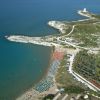 Spiaggia con ombrelloni colorati, vista dall'alto.