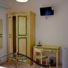 Camera con armadio, scrivania e televisore.