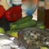 Tavolo con pesce fresco e verdure.