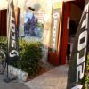 Noleggio bici all'aperto con insegne Scott.