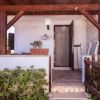 Ingresso di una casa con veranda e ringhiera di legno.