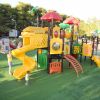 Parco giochi colorato con scivoli e strutture per bambini.