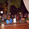 Gruppo di persone radunate di notte su una terrazza illuminata.