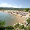 Spiaggia con ombrelloni e bagnanti.