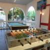 Calciobalilla e tavolo da biliardo in veranda.