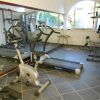 Palestra con cyclette e tapis roulant.