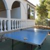 Tavolo da ping pong blu all'aperto.