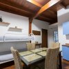 Sala con tavolo, sedie e letto a castello.