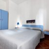 Camera con letto matrimoniale e armadio blu.
