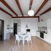 Cucina moderna con tavolo bianco e sedie.
