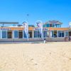 Stabilimento balneare con gelateria e bar sulla spiaggia.