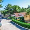 Parcheggio con bungalow e alberi.